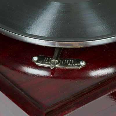 Parte de gira-discos vintage com base de madeira castanho escuro e prato metálico cinzento