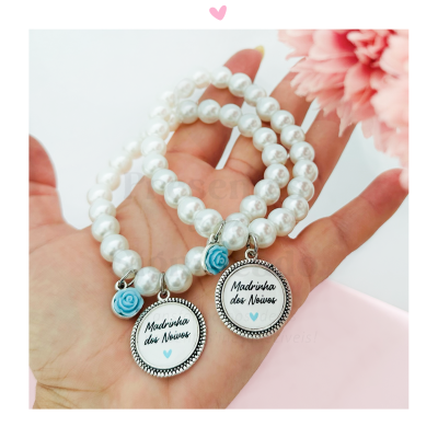 Pulseira de pérolas com medalha personalizada