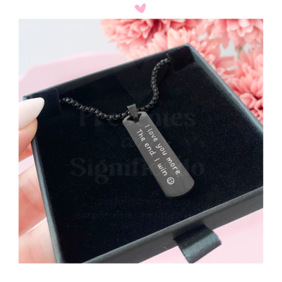 Colar com pendente metálico preto com texto gravado, em caixa preta com interior de veludo