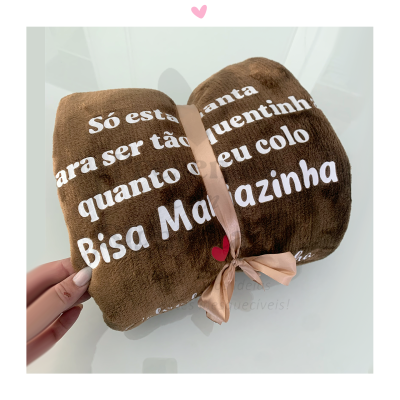 Travesseiro castanho macio com texto branco e fita amarrada no centro