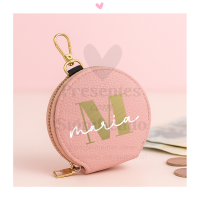 Bolsa pequena redonda em couro rosa com letra M dourada e nome maria em branco