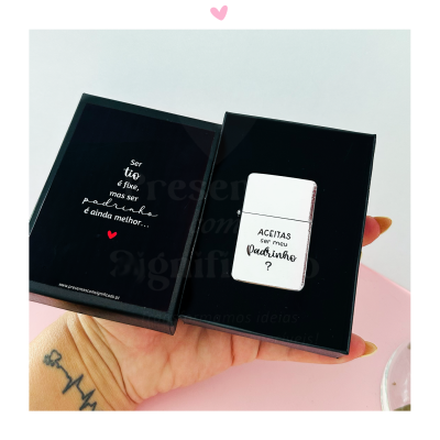 Caixa preta com isqueiro branco e texto em português, frase sobre padrinho