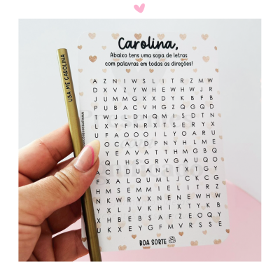Cartão com sopa de letras para Carolina com lápis dourado e fundo rosa