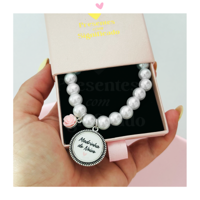 Pulseira de pérolas com medalha personalizada