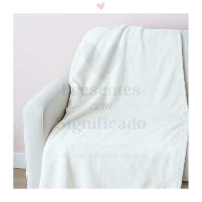 Cobertor branco macio sobre sofá branco