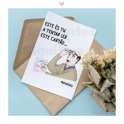 Cartão postal com ilustração e texto, envelope castanho, superfícies azul clara e flores secas amarelas.