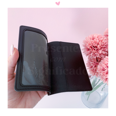 Carteira preta em pele aberta com fundo rosa e flores cor-de-rosa