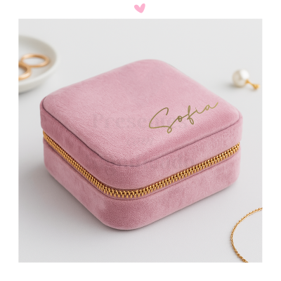 Estojo de joias quadrado rosa com fecho dourado e nome Sofia