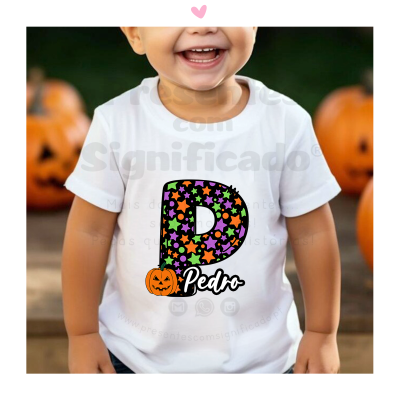 Camiseta branca infantil com letra P colorida e nome Pedro, abóboras no fundo