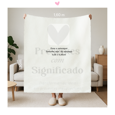 Pano branco com texto indicando zona e tamanho máximo de estampa, segurado em sala com sofá, mesa e jarro