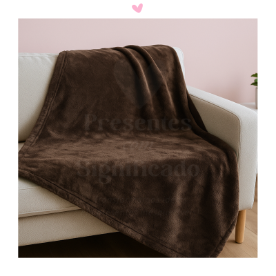 Manta castanha sobre sofá branco