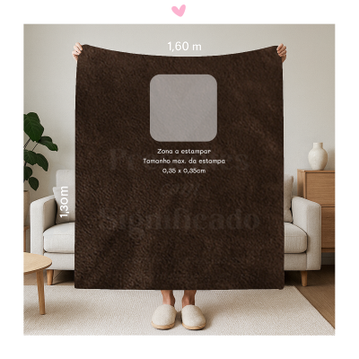 Cobertor castanho escuro com zona de estampa cinzenta e texto explicativo