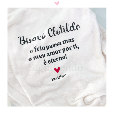 Manta branca macia com texto personalizado e coração vermelho