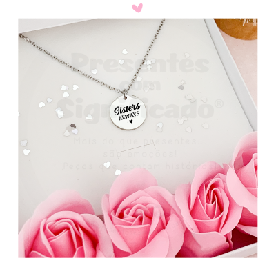 Colar prateado com pendente redondo com texto 