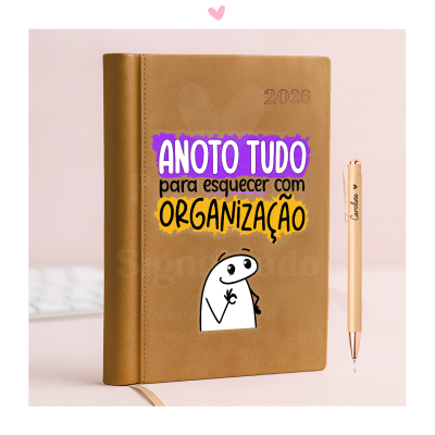 Agenda castanha 2026 com texto colorido e caneta personalizada Carolina