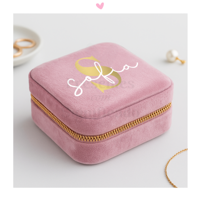 Estojo quadrado rosa em veludo com fecho dourado e nome personalizado