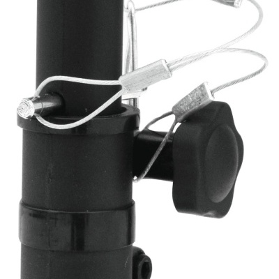 Tubo preto com parafuso e cabos metálicos em fundo branco