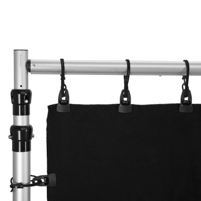 Cortina preta pendurada em estrutura metálica prateada com ganchos pretos