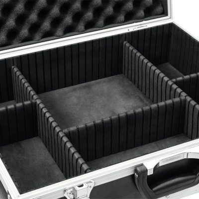 Mala rígida preta com divisórias internas revestidas aveludadas e espuma ondulada na tampa