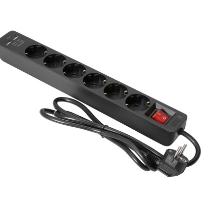 Toma múltipla preta com seis entradas e cabo com ficha