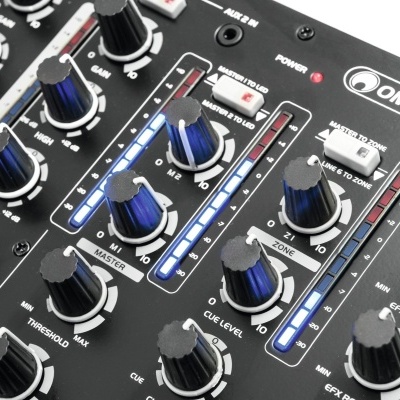 Mesa de mistura de áudio preta OMNITRONIC com botões giratórios azuis e pretos, e indicadores LED coloridos