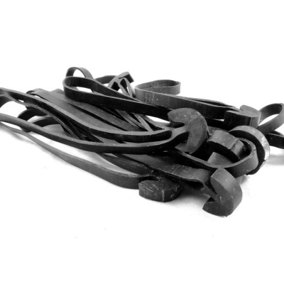 Corretas pretas de borracha empilhadas