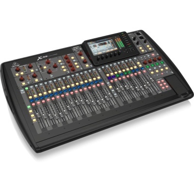 Mesa de mistura áudio digital Behringer X32 com ecrã digital e múltiplos canais