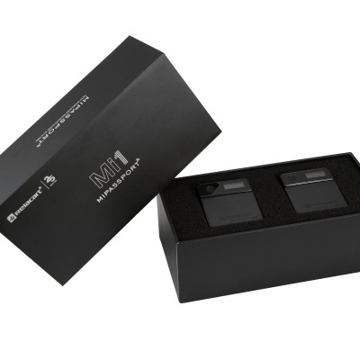 Caixa preta com dois dispositivos eletrónicos pretos dentro