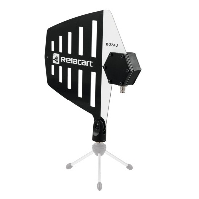 Antena direcional preta e branca Relacart R22AU em tripé branco