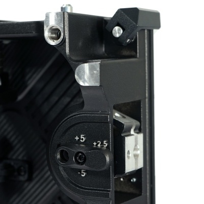 Câmara fotográfica preta com ajustes manuais e escala de exposição