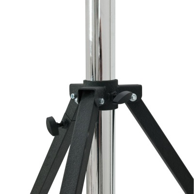 Tripé metálico preto com haste cromada e parafusos de ajuste