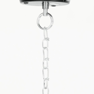 Suporte de teto preto com corrente metálica prateada suspensa