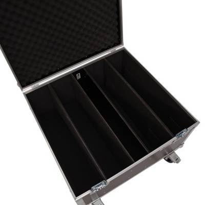 Mala organizadora aberta com divisórias internas pretas e estrutura de alumínio prateada