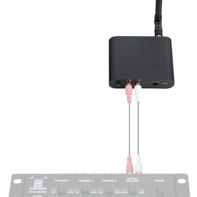 Dispositivo eletrónico preto com antena e cabos ligado a mesa de mistura