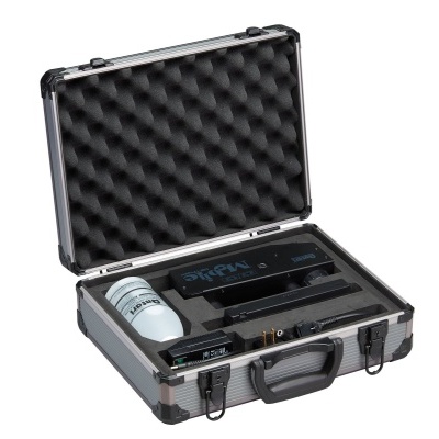 Mala de alumínio aberta com espuma preta e dispositivos eletrónicos organizados no interior