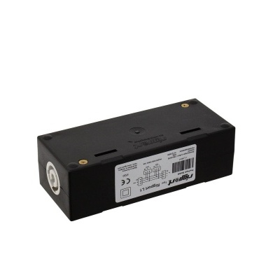 Componente elétrico retangular preto com etiqueta branca e detalhes técnicos