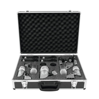 Conjunto de microfones prateados em estojo preto e prateado aberto