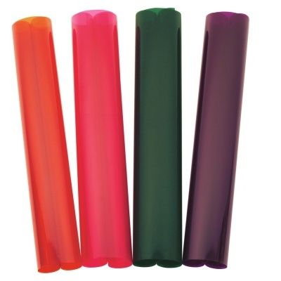 Quatro tubos plásticos coloridos em pé em fundo branco