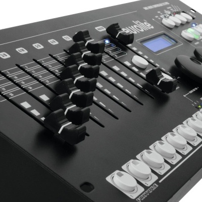 Consola de mistura de áudio preta com botões e ecrã digital
