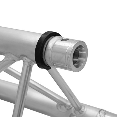 Tubo metálico prateado com peça de fixação preta e estrutura triangular