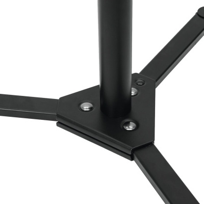 Suporte metálico preto com base triangular e três braços