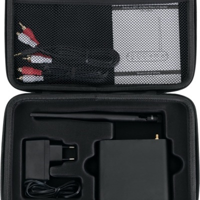 Estojo preto com dispositivo electrónico, carregador e cabos dentro