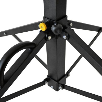 Base de metal preta com quatro pernas e uma pega preta