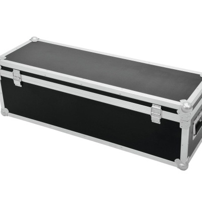 Caixa de transporte preta retangular com cantos metálicos prateados e pega lateral