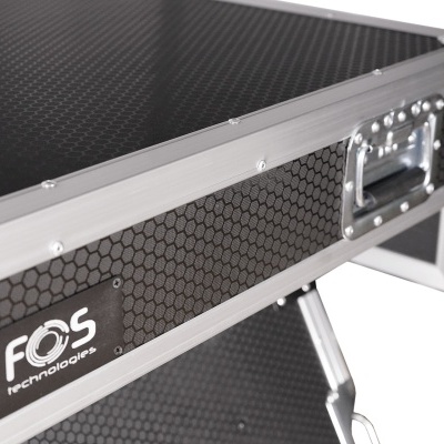 Mala rígida preta e prateada com pega metálica e etiqueta FOS technologies