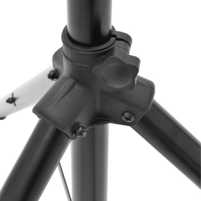 Detalhe de tripé metálico preto com parafuso de ajuste