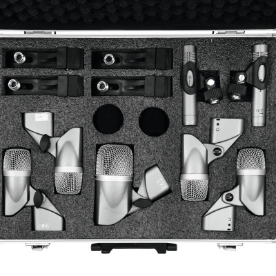 Conjunto de microfones organizados em estojo preto com espuma