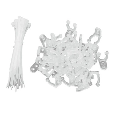 Abraçadeiras de nylon brancas em conjunto sobre fundo branco.