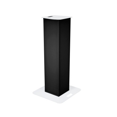 Coluna preta com base e topo brancos, fundo branco