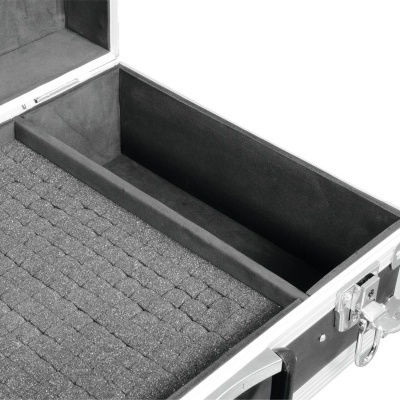 Mala de transporte preta com interior em espuma cinzenta e fecho metálico